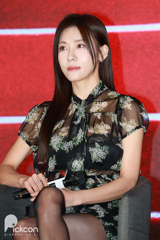  Ha Ji Won lộ chân gầy tong teo bên “Thái tử” Joo Ji Hoon tại sự kiện