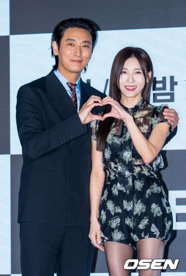 Ha Ji Won vừa dự buổi họp báo ra mắt bộ phim mới mang tên Climax cùng tài tử Joo Ji Hoon, đánh dấu sự trở lại màn ảnh nhỏ của cô sau 4 năm vắng bóng. Ảnh: Naver