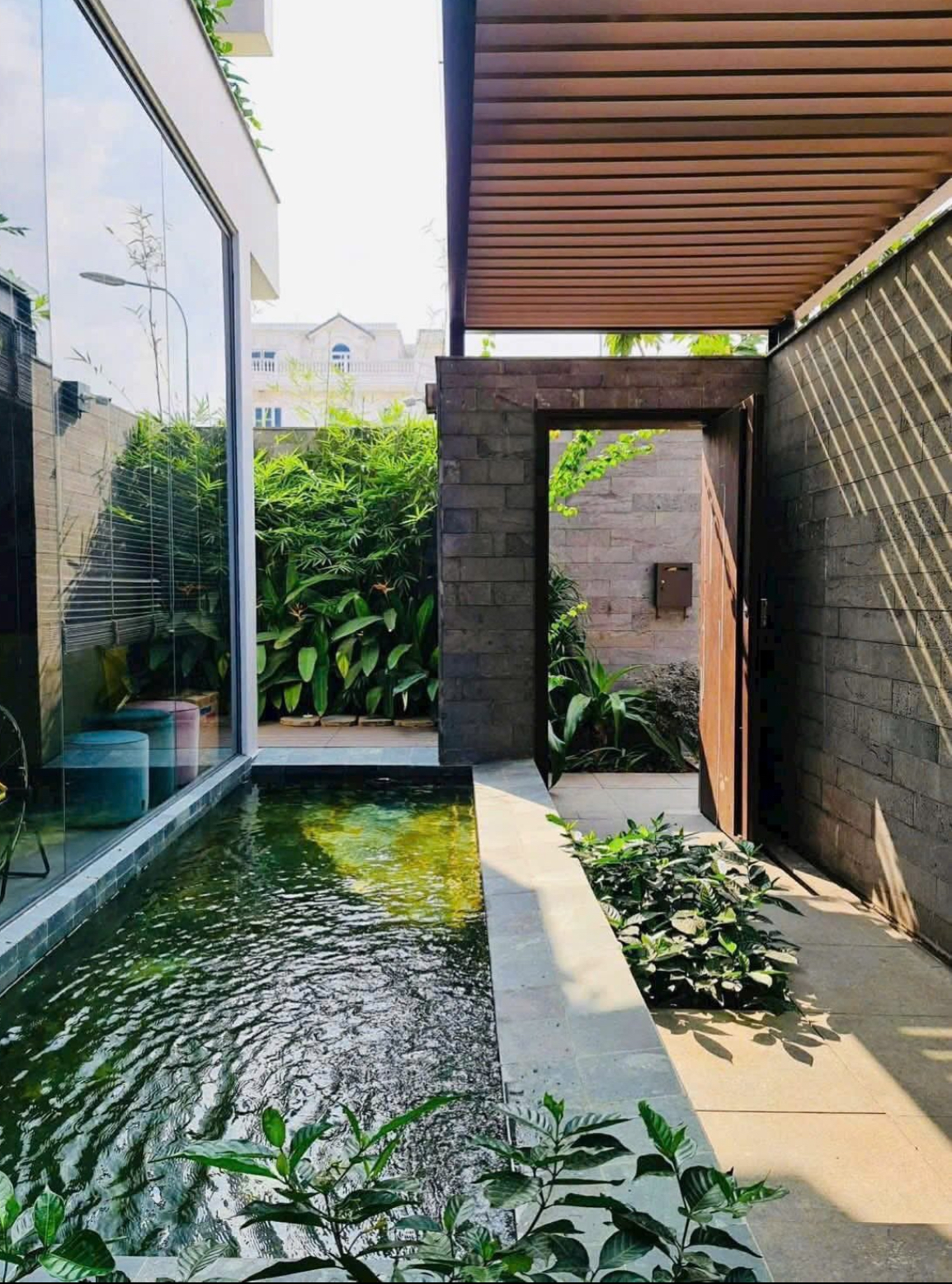 Biệt thự của Tóc Tiên và Touliver rất bề thế, nhiều không gian xanh 