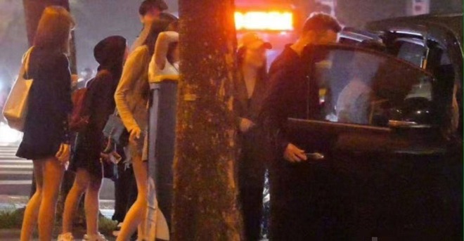 Hứa Nhã Quân thường xuyên tiệc tùng cùng các cô gái trẻ khác nhau. Ảnh: China Times.