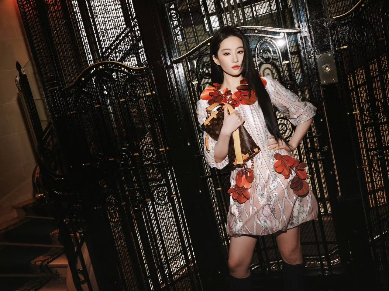 Cô thể hiện đẳng cấp toàn cầu khi tham dự Paris Fashion Week. Ảnh: Weibo