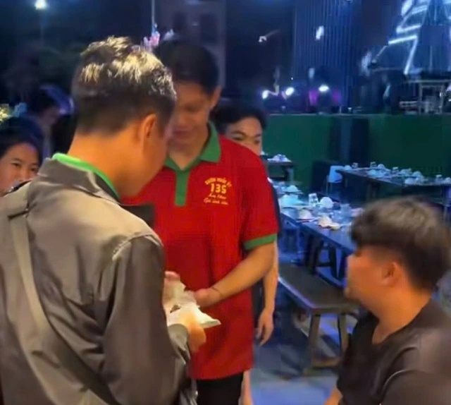 Nam nhân viên đã chia thưởng cho nhiều đồng nghiệp trong quán