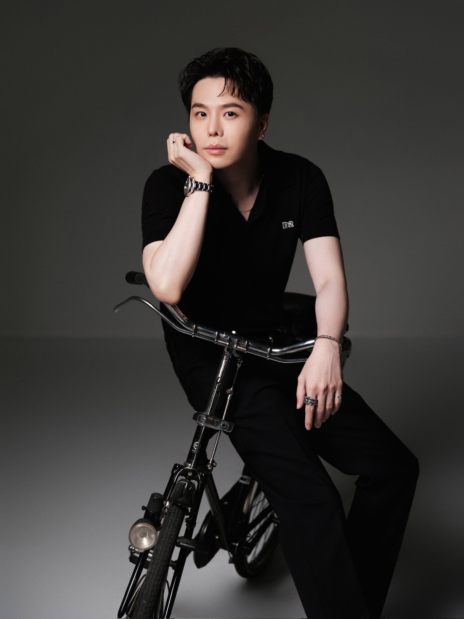   Ngay từ nhỏ, anh đã được lớn lên trong sự đủ đầy, được gia đình ủng hộ nam ca sĩ theo đuổi đam mê nghệ thuật. Ảnh: FBNV  