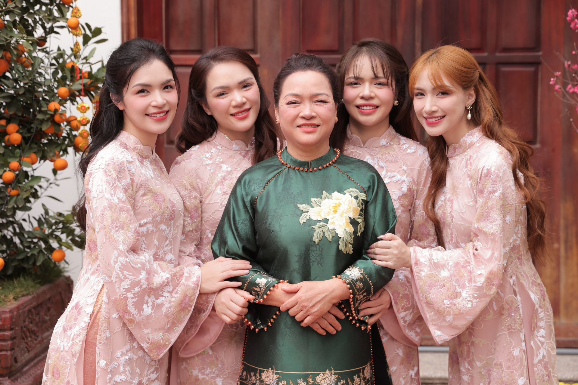 Nguyễn Hằng (ngoài cùng bên trái) là chị gái ruột của Hòa Minzy, cũng là người luôn ủng hộ em gái trong công việc, sự nghiệp