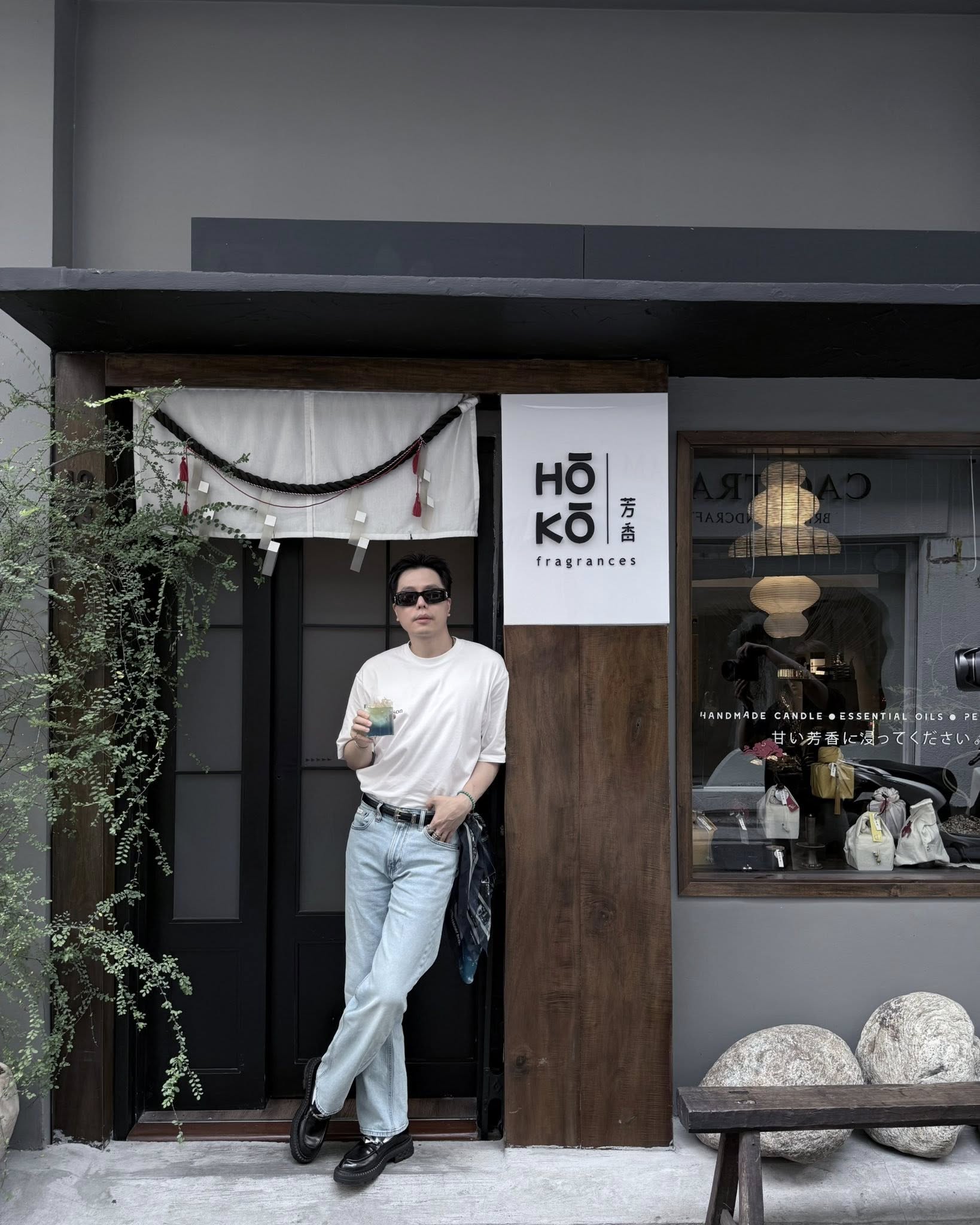   Nam ca sĩ thường xuyên check-in ở các địa điểm sang chảnh, du lịch ở các nơi nổi tiếng. Ảnh: FBNV  