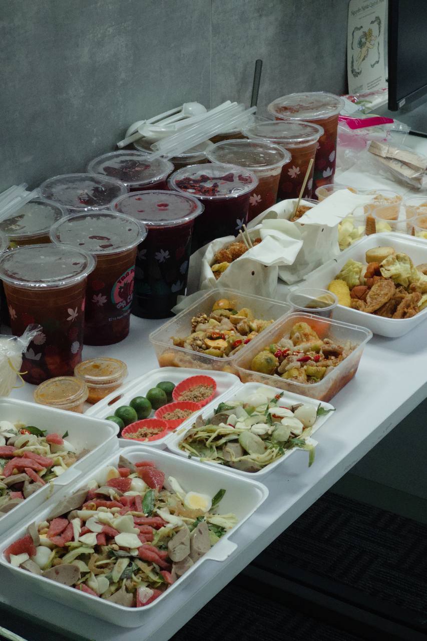 Thỉnh thoảng cùng đặt đồ ăn trên công ty nhưng vấn đề chia hoá đơn lại là một câu chuyện khó nói