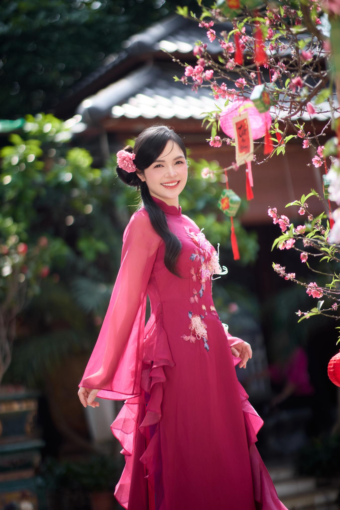 Chị gái Hoà Minzy là MC VTV từng dẫn chương trình 