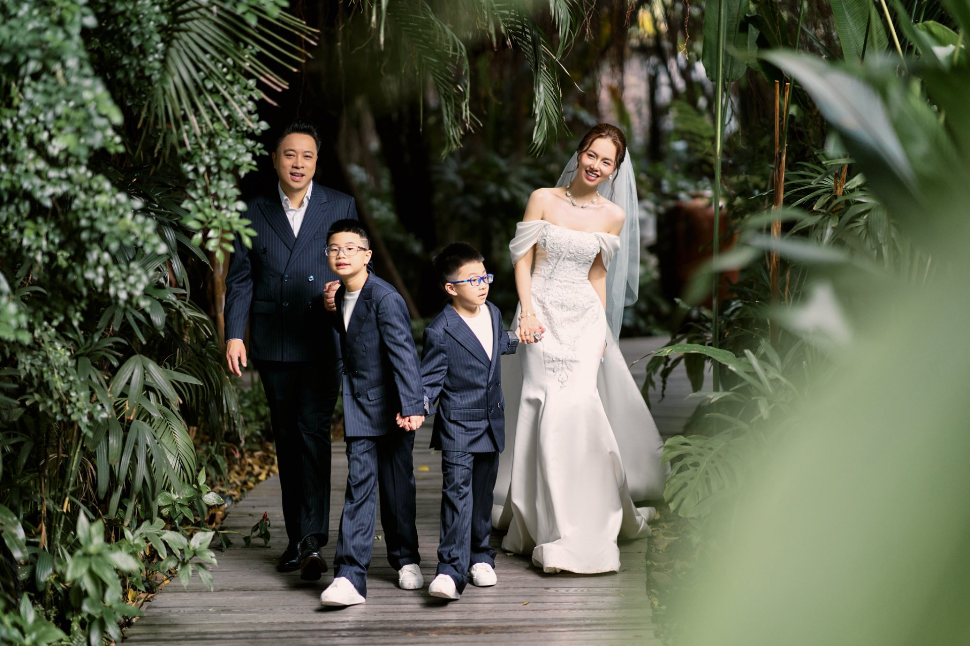 Mỹ nhân Việt kỷ niệm 10 năm kết hôn với đạo diễn trăm tỷ 