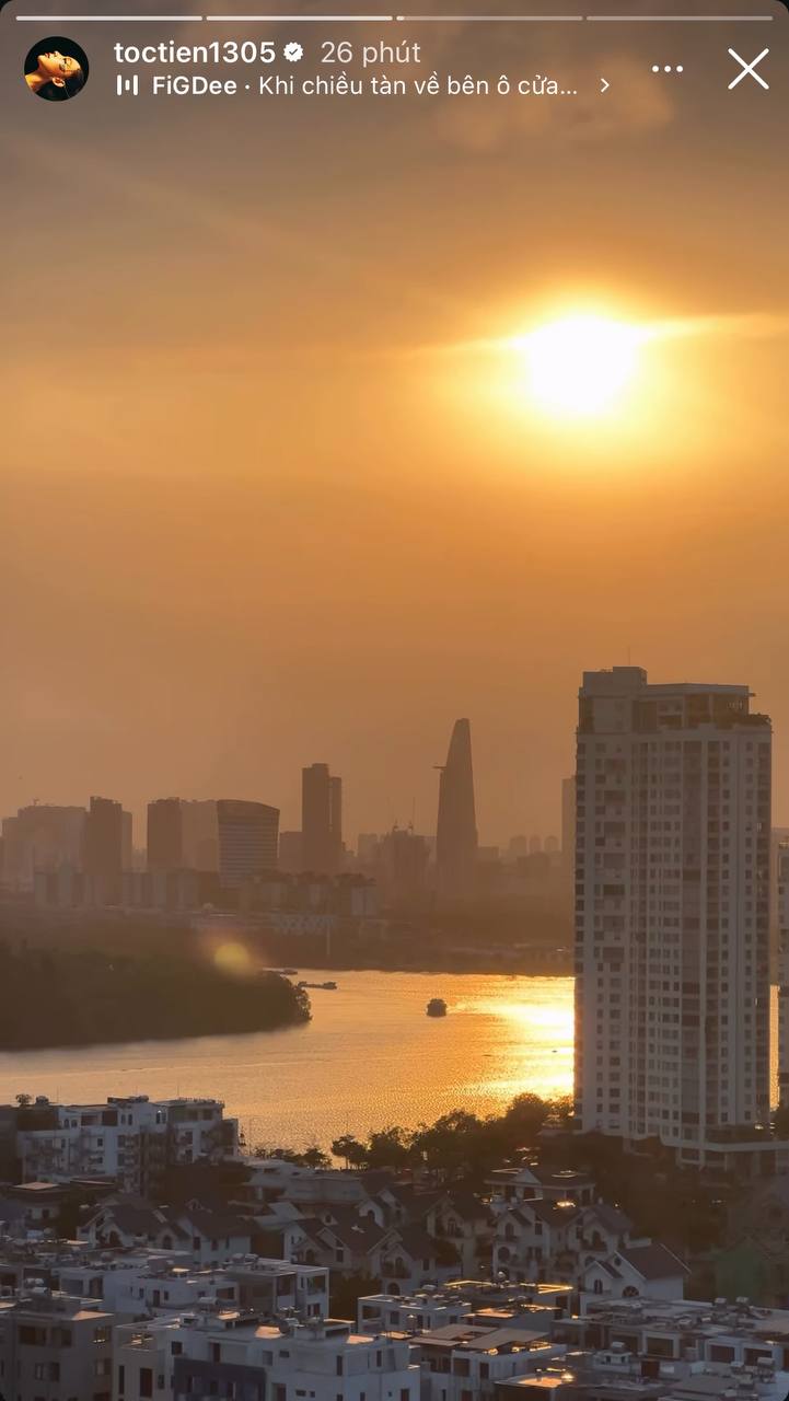 Chiều 12/3, Tóc Tiên trở lại căn hộ cao cấp để sinh sống. Theo nguồn tin thân cận, biệt thự của cả hai đã được bán 