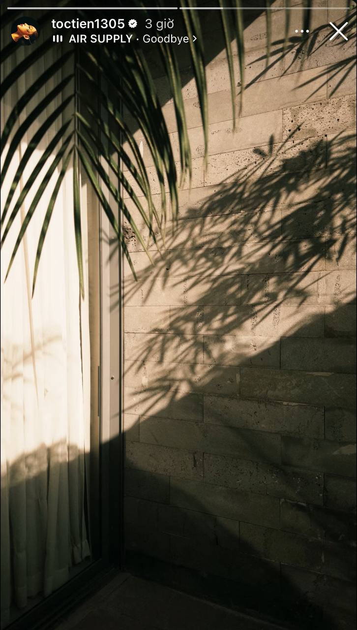 Tuy nhiên, sau đó cô lại chụp 1 góc trong căn nhà kèm bài hát 