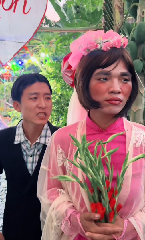 Tủn Cùi Bắp (áo hồng) nổi tiếng với các clip giả gái, lấy tên là Thúy Liễu.