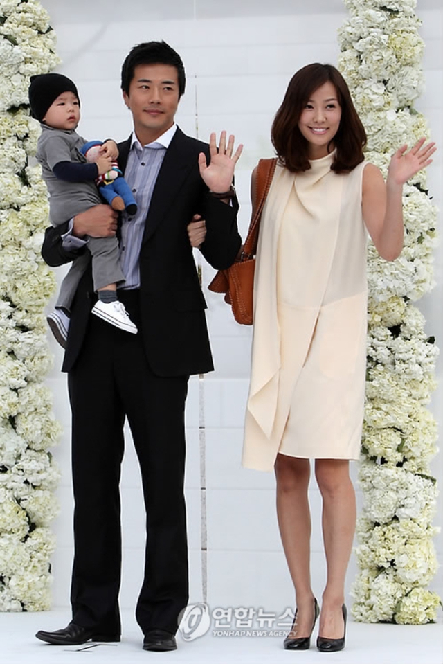 Mới ngày nào còn bé xíu, nay Ruk Hee đã sắp cao vượt cả bố. Được biết, tài tử Kwon Sang Woo sở hữu chiều cao 1m83, trong khi Ruk Hee hiện đã chạm mốc 1m82. Ảnh: Nate