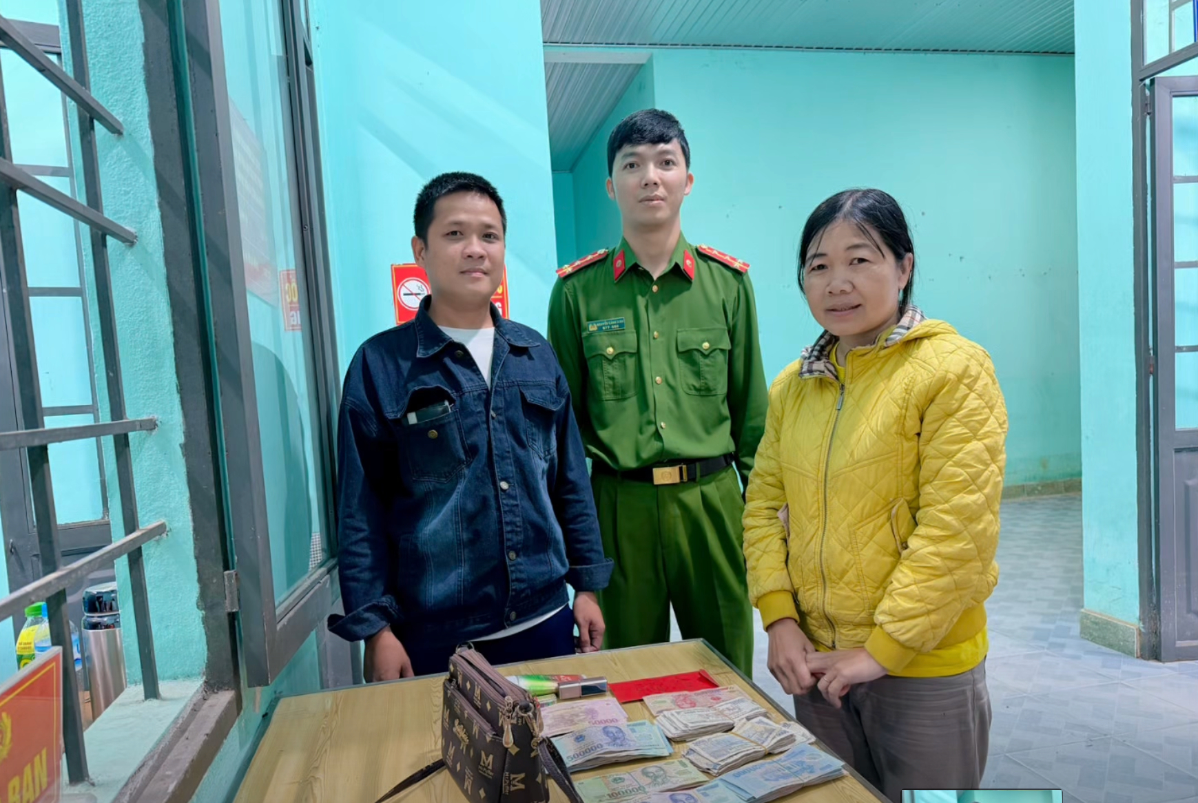 Công an xã Gò Nổi trao trả lại số tiền cho chủ nhân (Ảnh: Công an xã Gò Nổi).