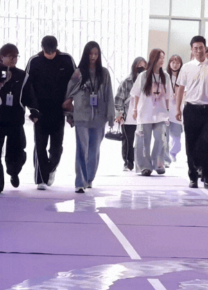 Anh sếp showbiz rệu rã,  ho sặc sụa, bám vào tay bà xã Từ Nghệ Dương để đi lại khi tham dự 1 sự kiện. Ảnh: Sina.