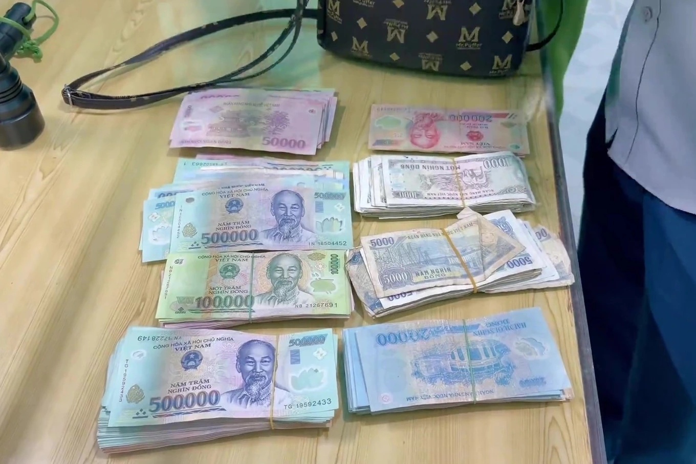 Phát hiện chiếc túi chứa đầy tiền mệnh giá 500k, 200k, 100k, 50k… thanh niên nhặt được lập tức chạy thẳng đến nơi này