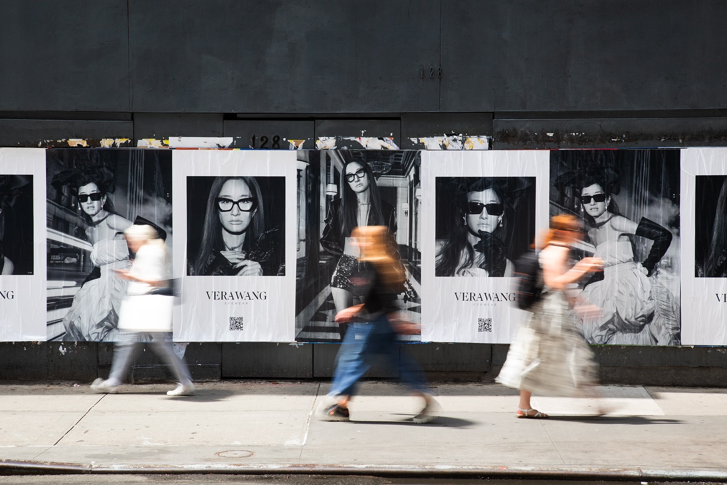 Hình ảnh Vera Wang đại diện cho thương hiệu quảng bá chiến dịch trên đường phố.