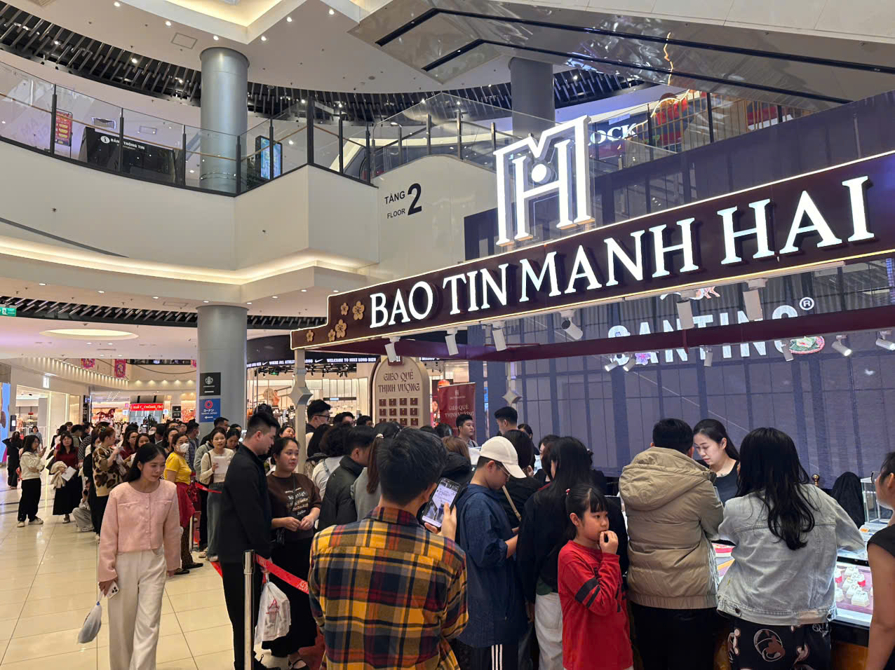 Người dân xếp hàng vào mua vàng. (Ảnh: Bảo Tín Mạnh Hải)