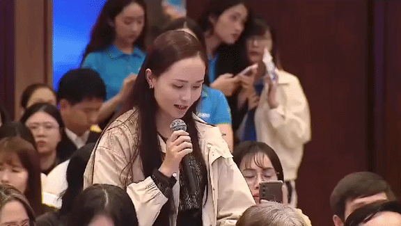 Huyền Mi đặt câu hỏi tại hội thảo