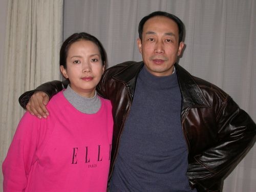               Dân tình xứ Trung bàn tán xôn xao trước hình ảnh vợ chồng diễn viên Lữ Lệ Bình - Tôn Hải Anh đi nhặt rác ở Mỹ. Ảnh: Sina.        