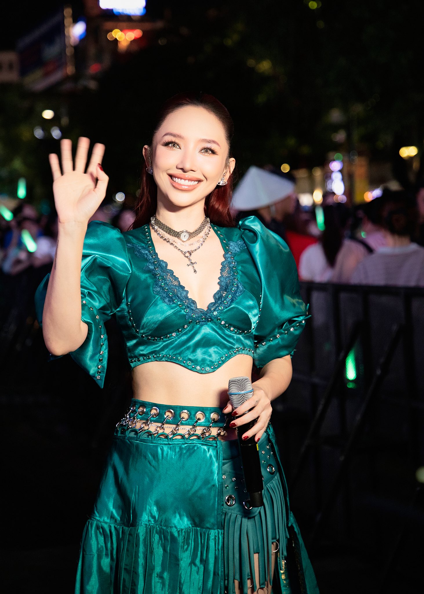   Sau khi đường ai nấy đi, cặp đôi vẫn giữ mối quan hệ tốt đẹp, hỗ trợ nhau trong công việc. Ảnh: FBNV  