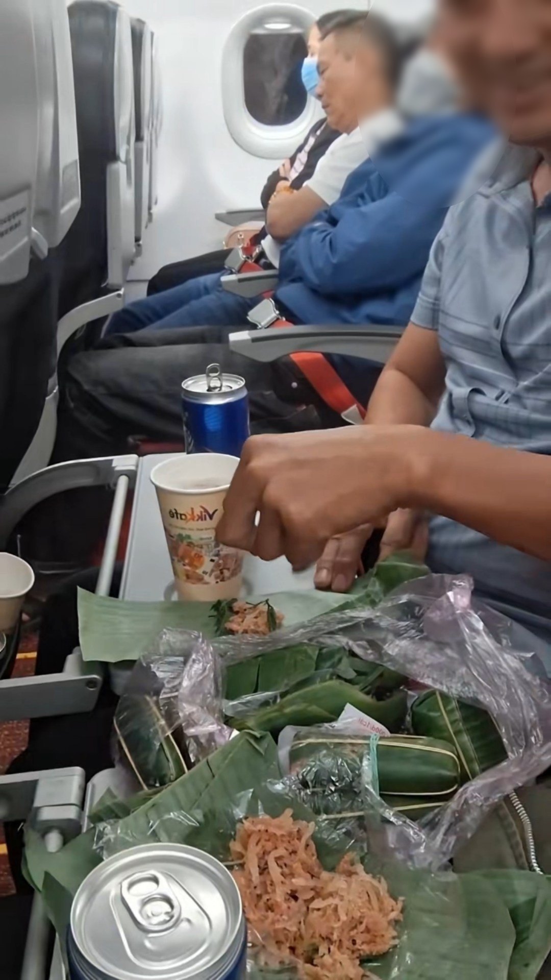 Mang cả túi nem chua, khui bia nhậu ngay trên máy bay, 2 người đàn ông gây tranh cãi dữ dội