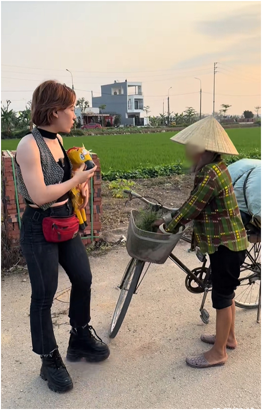 Đóng giả khách Hàn đòi bà cô dẫn đi khám phá nghĩa trang, diễn biến sau đó hút 10 triệu lượt xem