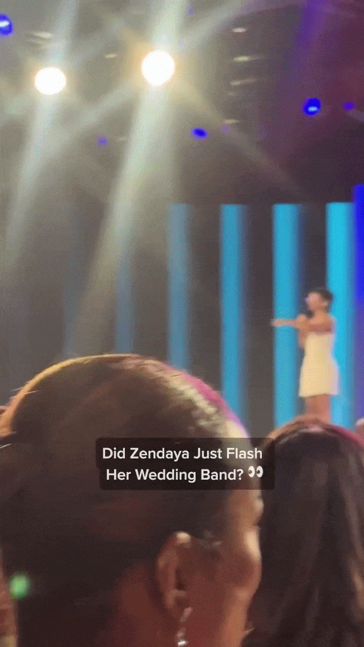 Zendaya ngượng ngùng che mặt, khoe nhẫn cưới khi bị trêu chọc. Ảnh: People