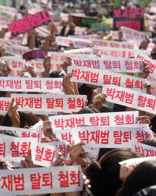 Ở Hàn Quốc, fan tổ chức biểu tình nhằm đưa Jay Park trở lại 2PM. Ảnh: Koreaboo