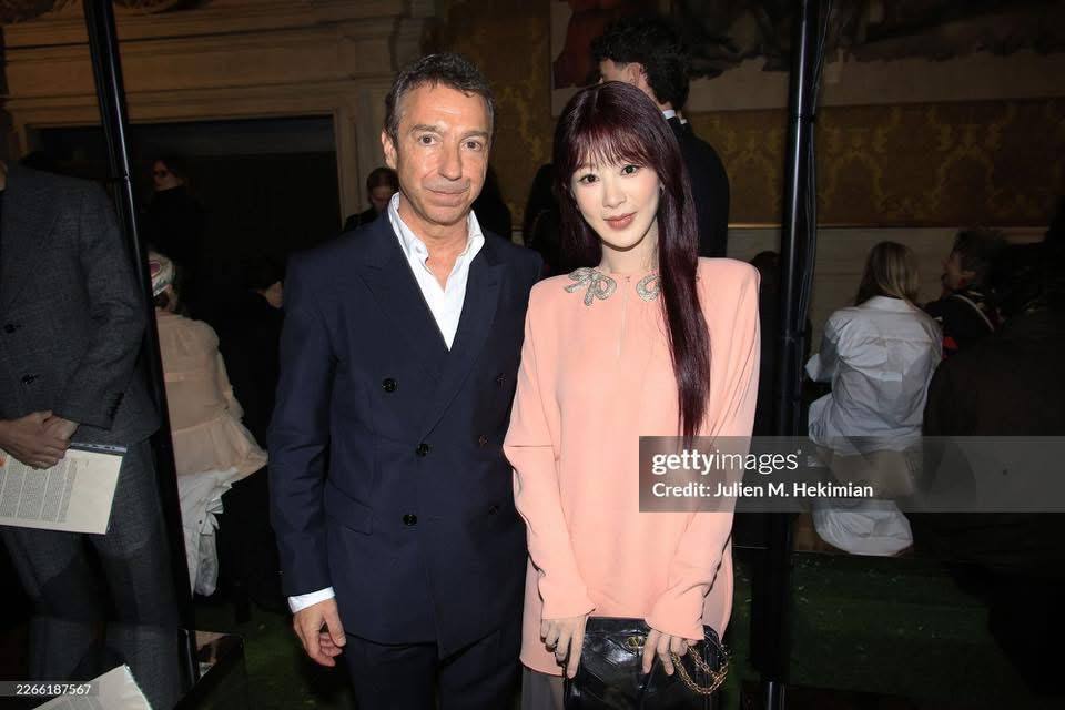 Cả MXH vùi dập Dương Tử: Mặt đơ như tượng sáp, outfit sến ngang “Hồng tỷ”