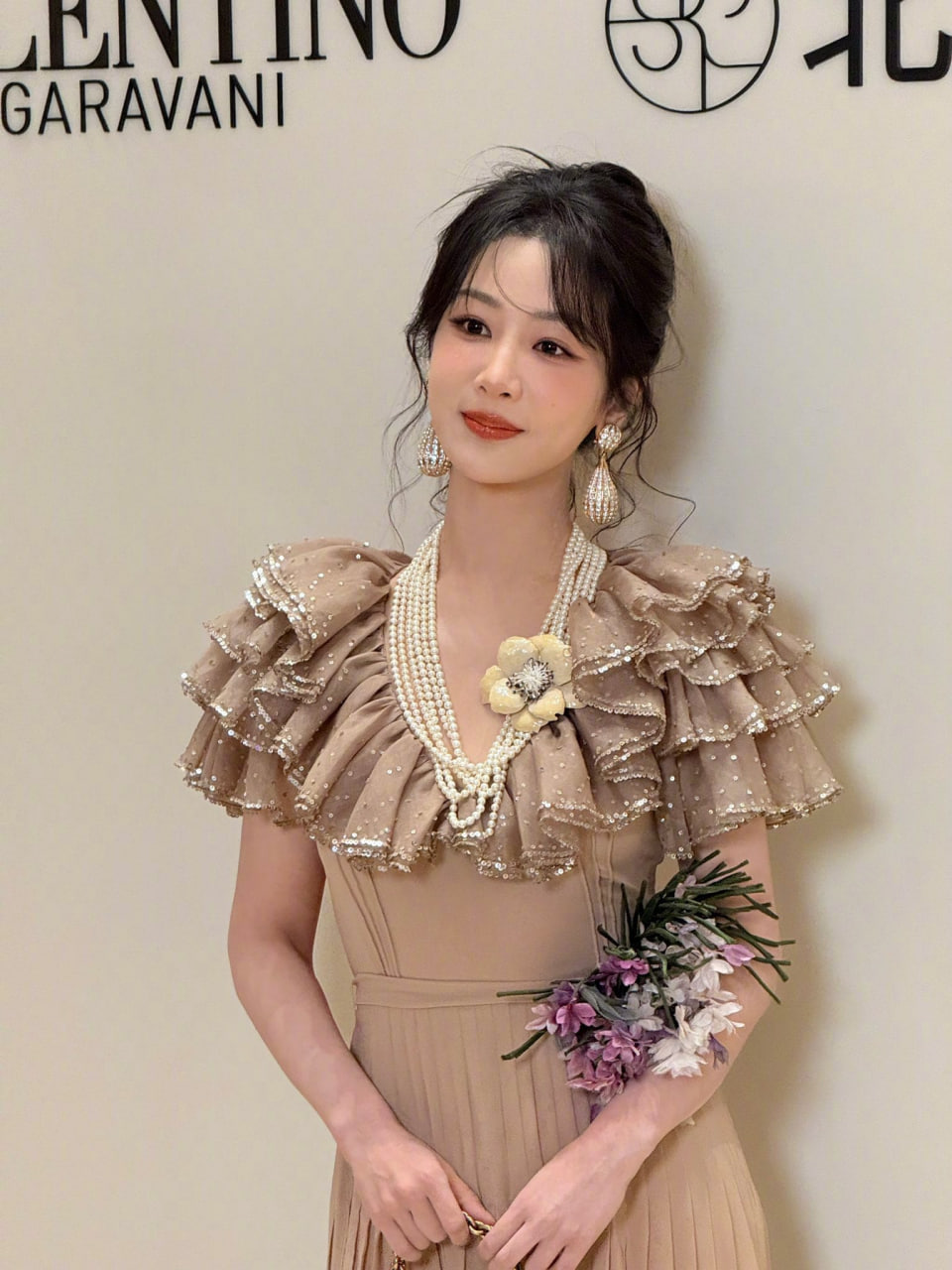 Cả MXH vùi dập Dương Tử: Mặt đơ như tượng sáp, outfit sến ngang “Hồng tỷ”