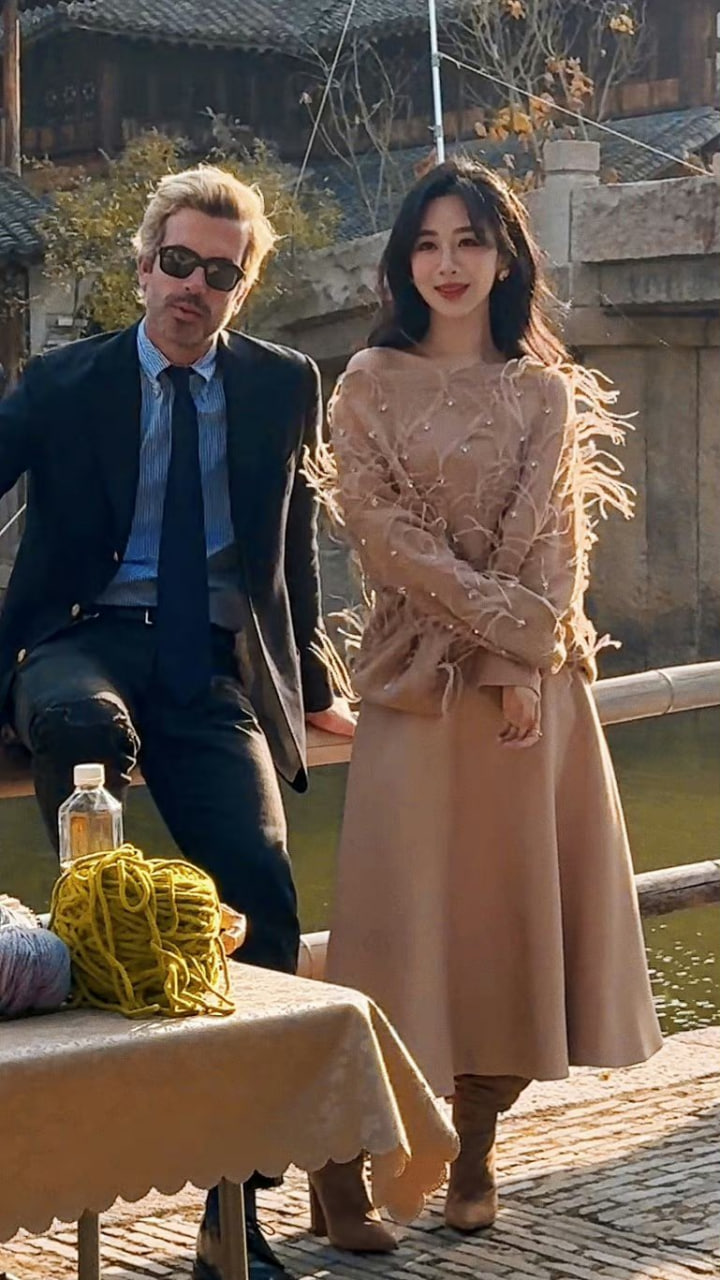 Cả MXH vùi dập Dương Tử: Mặt đơ như tượng sáp, outfit sến ngang “Hồng tỷ”