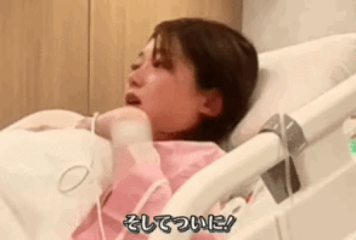 Trên kênh YouTube cá nhân, nữ ca sĩ 9X công bố luôn video ghi lại hành trình đi đẻ của bản thân. Ảnh: Koreaboo