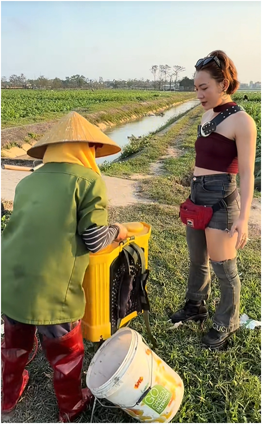 Đóng giả khách Hàn đòi bà cô dẫn đi khám phá nghĩa trang, diễn biến sau đó hút 10 triệu lượt xem