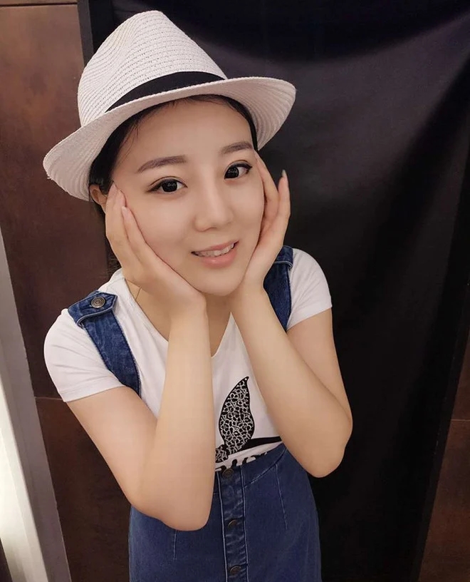 Cuộc sống sang chảnh hiện tại của “cô gái bị hói một mảng đầu vì ăn ngô bằng khoan” 10 năm trước