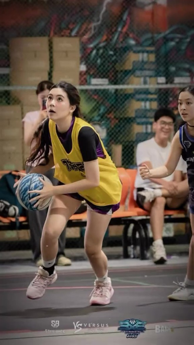 “Nữ thần bóng rổ” Việt Nam bắn tiếng Anh nghe đã tai, học trường quốc tế từ 3 tuổi có khác!