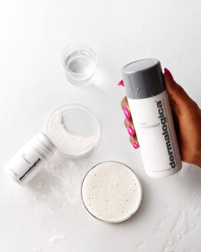 Tẩy da chết sủi bọt Dermalogica Daily Microfoliant từng lọt vào danh mục Best of Beauty của tạp chí Allure (Ảnh Internet).