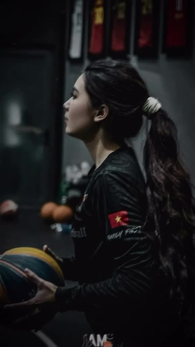 “Nữ thần bóng rổ” Việt Nam bắn tiếng Anh nghe đã tai, học trường quốc tế từ 3 tuổi có khác!