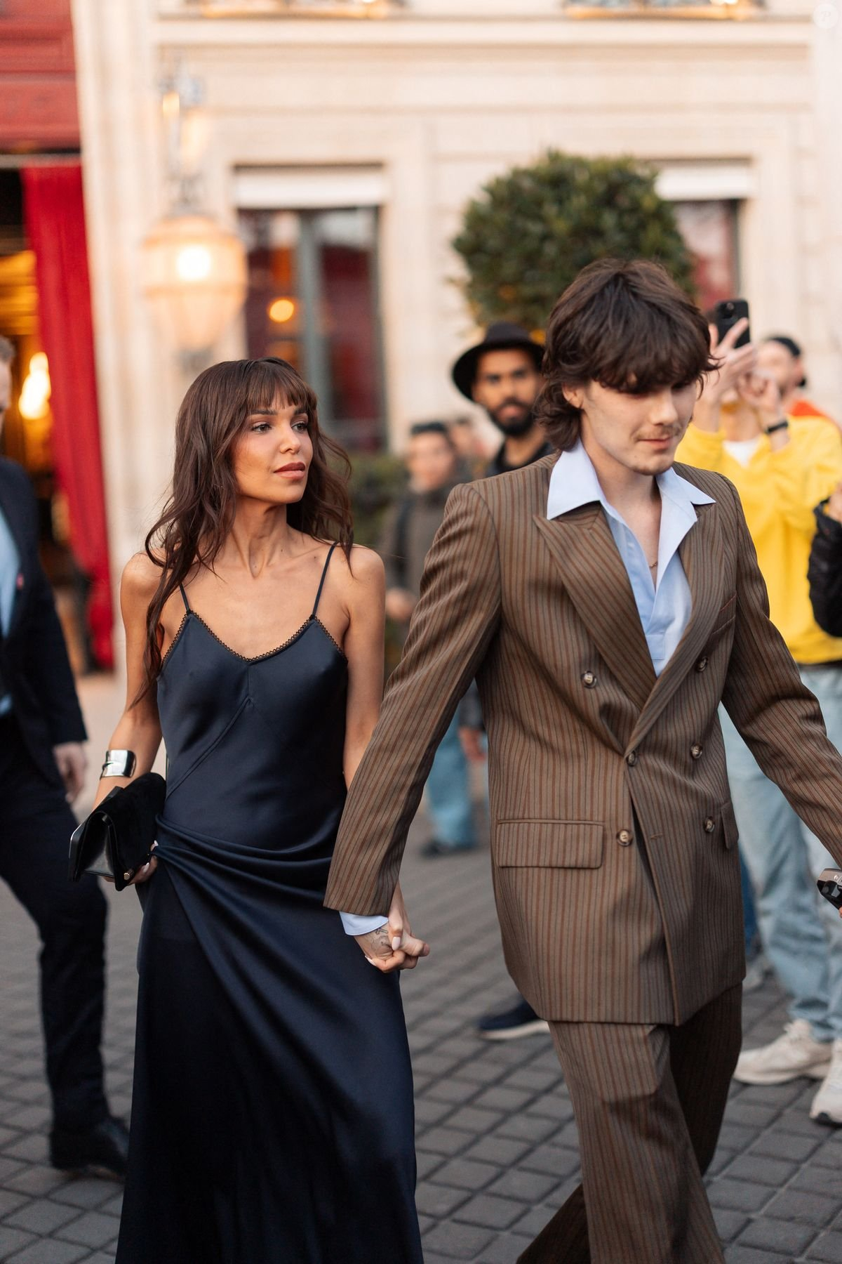 Việc trung thành với thiết kế slip dress khi có mặt ở các sự kiện gia đình nhà Beckham cho thấy chủ ý tham vọng của Jackie Apostel (Ảnh IGNV). 