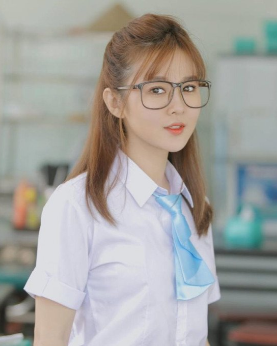 Sở hữu ngoại hình xinh đẹp, cô thường vào vai nữ sinh trong nhóm