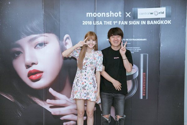   Jung Bo Kyung (bên phải) là quản lý từng vô cùng thân thiết với Lisa (BLACKPINK) (Ảnh: X)  
