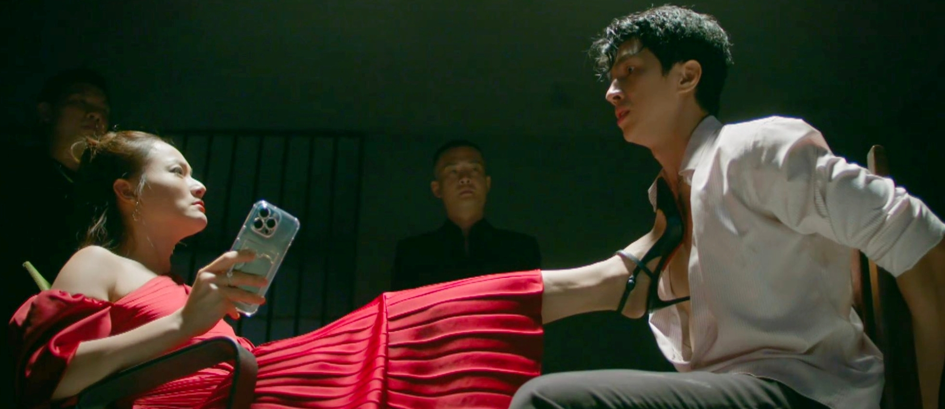 Tuy nhiên, Thơ đã giăng bẫy và biết được mọi kế hoạch cũng như những người thân của Chiến