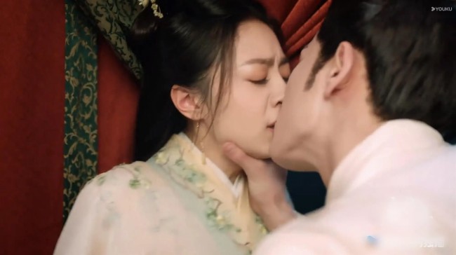 Trong Độ Hoa Niên, nam diễn viên lại bóp cổ nam chính trong phân cảnh lãng mạn. Có lẽ Trương Lăng Hách chưa biết cách để thực hiện một cảnh hôn đẹp và tình tứ.