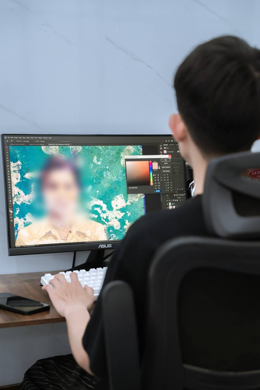 Ngoài việc học, công việc hàng ngày của Lê Bách là chỉnh sửa hình ảnh