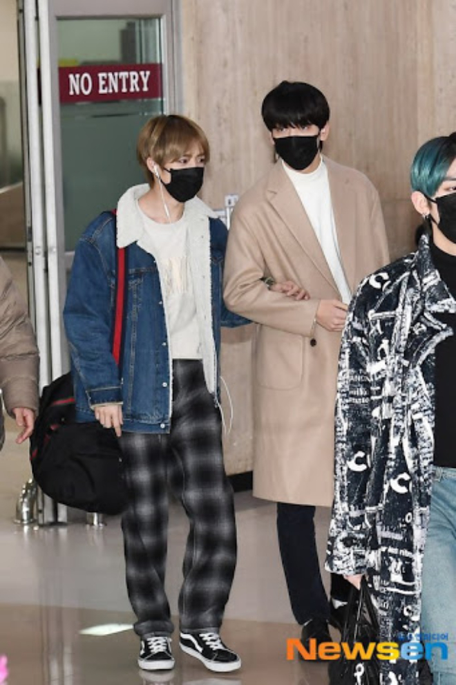 Beomgyu khoác tay Soobin (bên phải) trong lần lộ diện ở sân bay Gimpo cách đây 6 năm. Ảnh: Nate