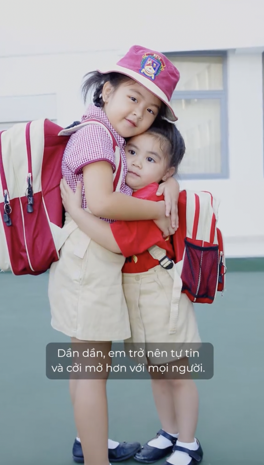 MC Quyền Linh đưa 2 con gái đi học trong ngày đầu tiên 