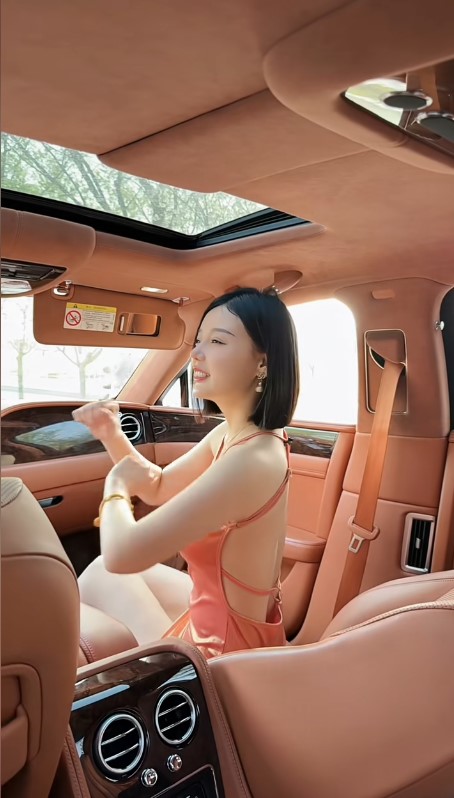 Cuộc sống sang chảnh hiện tại của “cô gái bị hói một mảng đầu vì ăn ngô bằng khoan” 10 năm trước