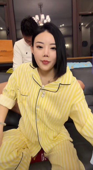 Cô nàng vẫn livestream bán hàng.