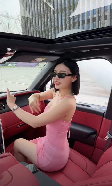 Cô thường xuyên chia sẻ cuộc sống hào nhoáng, đu trend hát, nhảy trong xe sang.