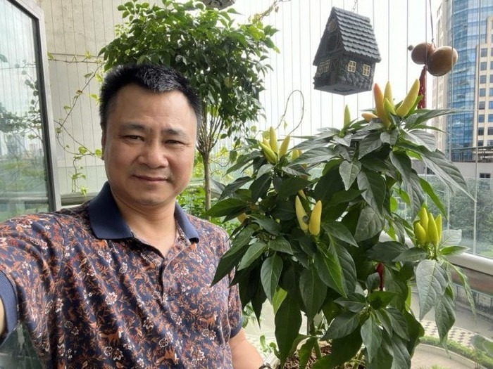 Khu vực ban công được phủ kín bởi nhiều loại cây xanh, mang lại cảm giác mát mẻ và thư giãn.