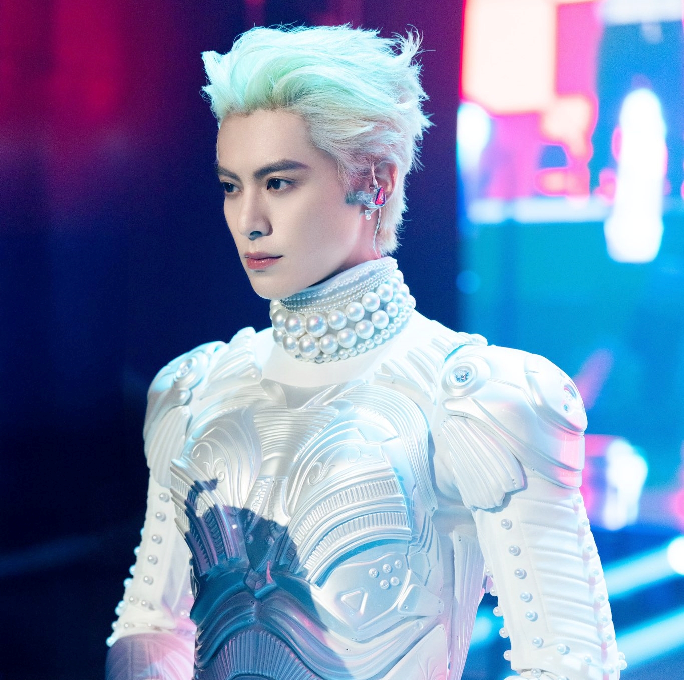 Vương Hạc Đệ gây tranh cãi vì tự nhận là người xuất thân bình dân, chê những kẻ được o bế nâng đỡ